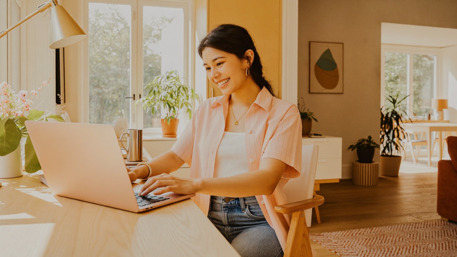Chatterin arbeitet remote am Laptop